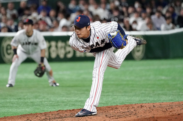 侍ジャパン・山岡泰輔がスリーショット投稿「憧れの岸さん、チームメイトのディクソンと」 画像