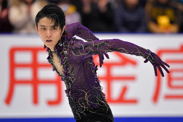 羽生結弦がどーもくんと再会「久しぶりどーもくん」　笑顔でポーズを決める 画像