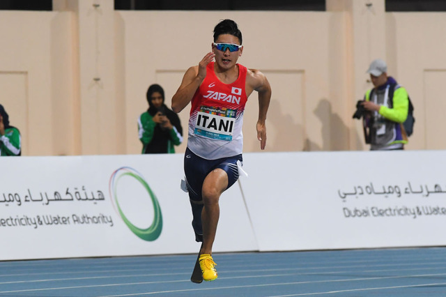 パラ陸上・井谷俊介が中日ドラゴンズの練習場に登場　又吉克樹とのツーショットも 画像
