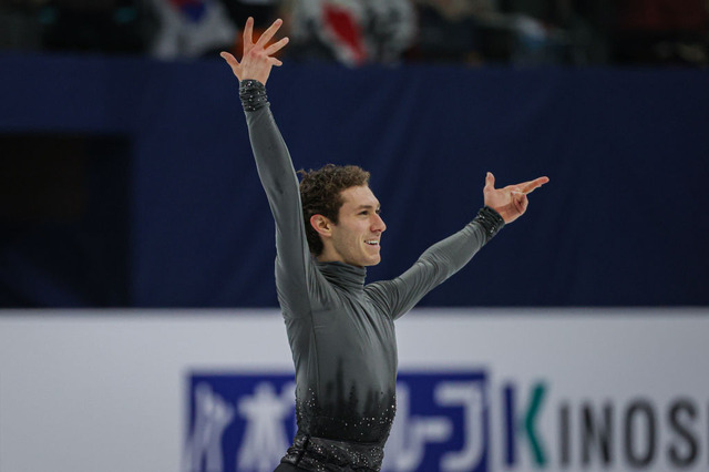 ジェイソン・ブラウン、四大陸選手権銀メダル後に見せたフラワーガールとの共演 画像