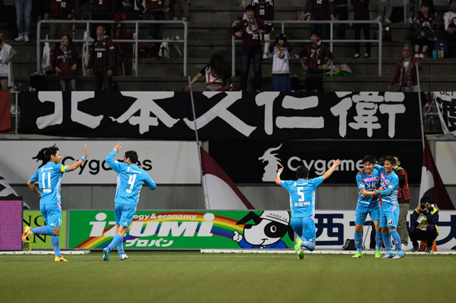 サガン鳥栖のエドゥアルドとチアゴ・アウベスが“絵心対決”　筆と墨汁でピカチュウを描く 画像