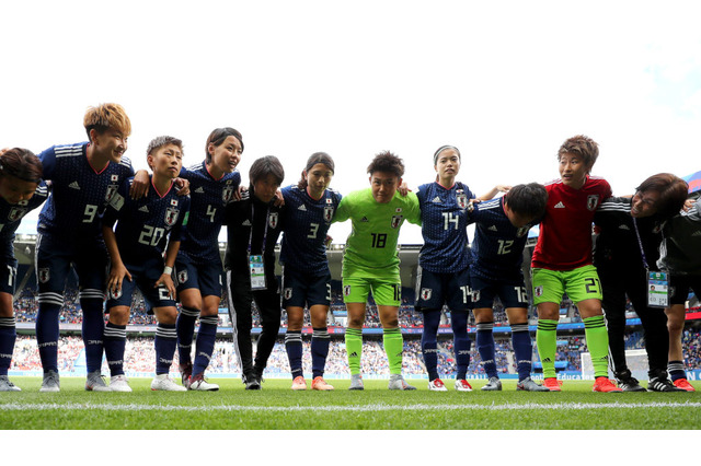 横山久美がサノスに変身？後ろの女の子が興味津々 画像