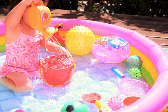 今年の夏はお家でプール! 家族みんなで遊べるビニールプールで楽しもう! 画像