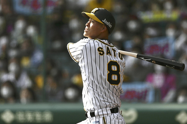 【プロ野球／動画プレーバック】阪神のルーキー4番・佐藤輝明、“片手”でスタンド中段へ運ぶ驚愕の逆転満塁弾 画像