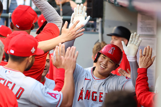 【MLB】エンゼルス同僚も思わず頭を抱える特大弾　大谷翔平の33号に自軍ベンチも大興奮 画像