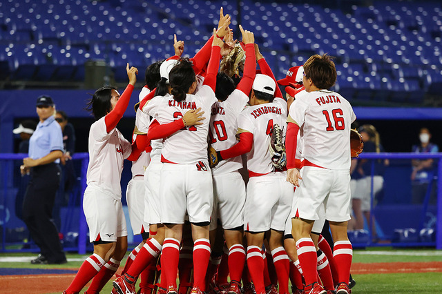 【東京五輪／ソフトボール】日本が米国破り連覇達成、全員で掴んだ金メダル　最後は上野由岐子が胴上げ投手 画像