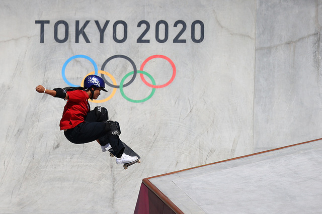【東京五輪/スケートボード】五輪公式インスタが「パーク」決勝に熱烈賛辞 ライバルを抱きしめる感動シーンに脚光 画像