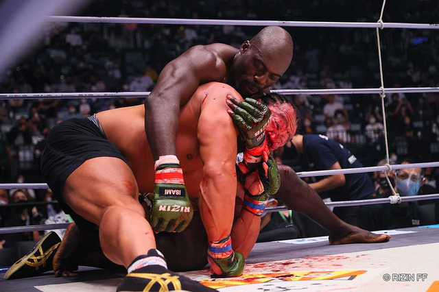 【格闘技／RIZIN.32】ボビー・オロゴンが2R一本勝ち、流血の“禊マッチ”で元・新日本プロレスラーに勝利 画像