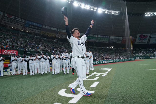 【プロ野球】松坂大輔の引退セレモニーにイチロー氏登場 米メディアも「心温まる瞬間」と感動伝える 画像