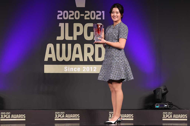 【ゴルフ】「4冠」稲見萌寧、ミニワンピで会場魅了 JLPGAアワード後は練習へ 画像