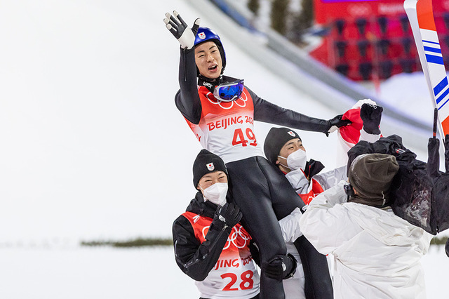 【北京五輪】日本、大会初の金メダルは24年ぶりのジャンプ、小林陵侑が海外開催大会で偉業 画像