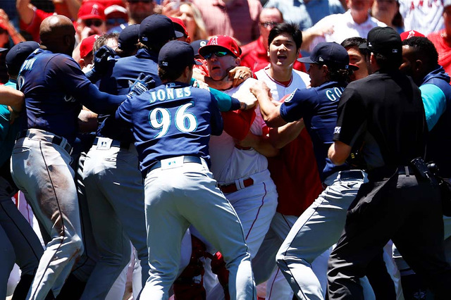 【MLB】エンゼルス大乱闘勝利に、水谷一平通訳が大活躍 「大谷翔平のどんな汚い言葉も通訳」? 画像