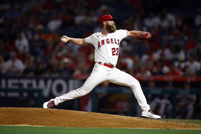 【MLB】痛すぎる乱闘の代償　エンゼルスの救援右腕が右肘骨折で長期離脱へ　グラウンドに飛び出す際に転倒 画像