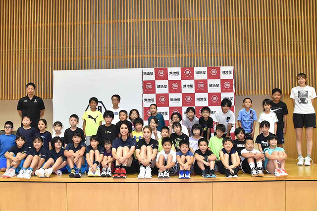 【Wリーグ】元日本代表、中川聴乃理事らが湖池屋のバスケ教室を指導　五輪銀メダルで関心高まり「教えがいあった」 画像