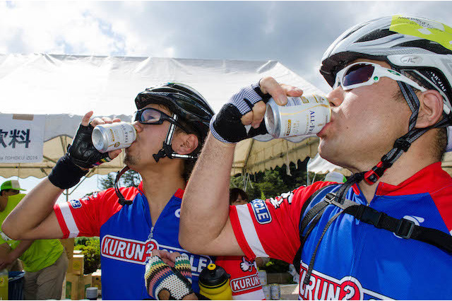 【ツール・ド・東北14】エイドステーションで水分補給。ノンアルコールビールも用意されている！ 画像