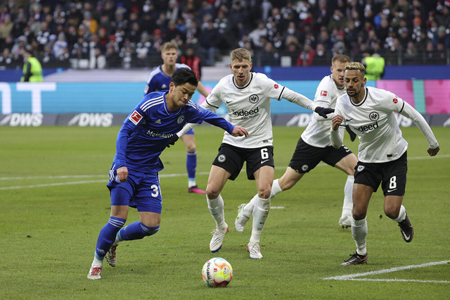 【ブンデスリーガ】デビューのシャルケ上月壮一郎、地元紙は最下位チームの「希望の光」と高評価 画像