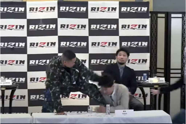 【RIZIN.41】「ところでお前喧嘩すんの?」皇治、芦澤竜誠と舌戦の果て乱闘、最後はゴム手袋で応戦「お前と触れ合うときは必要やねん」 画像