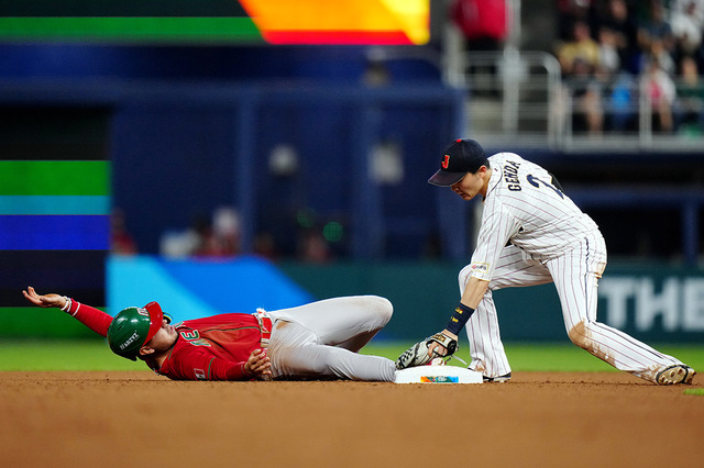 【WBC】“甲斐キャノン”でトリックプレーを封殺、源田壮亮とのダブルプレー成立 吉田正尚の同点弾を呼び込む 画像