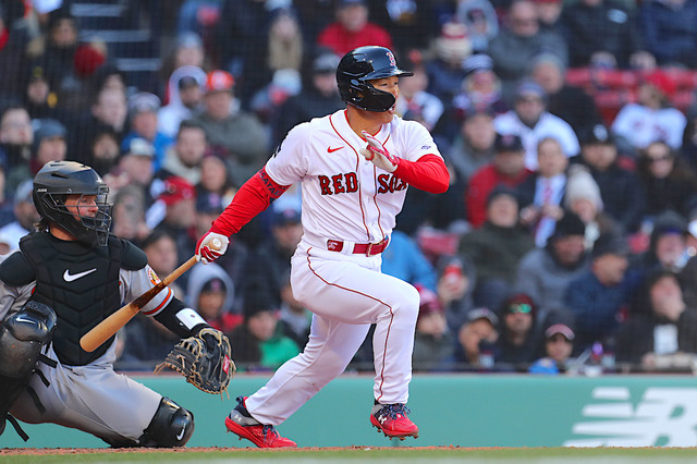 【MLB】吉田正尚は“反撃の狼煙”で4打数2安打1打点1得点デビュー 開幕4番で「心はホット」と興奮伝える 画像