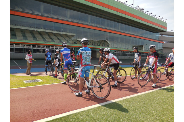 バンクを疾走できる自転車イベントが快晴の立川競輪場で開催 画像