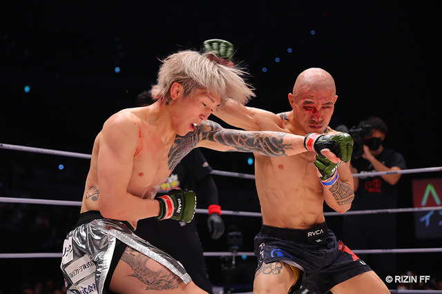 【RIZIN.42】山本アーセン、3年ぶり復帰戦Vで大号泣　リングサイドの母・美憂と抱き合う 画像