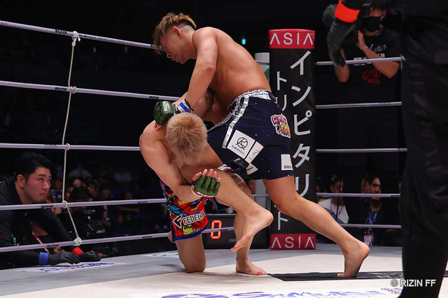 【RIZIN.42】キングカズ次男・三浦孝太、デビュー3戦目で涙の初黒星　YA-MANの“強烈”ラッシュに崩れ落ちる 画像