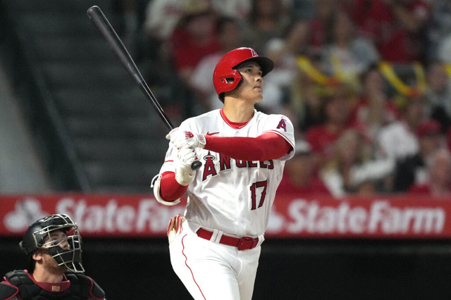 【MLB】大谷翔平、150メートルの自己最長特大30号の衝撃にパフォーマンス兜の「鍬形」落ちる 画像