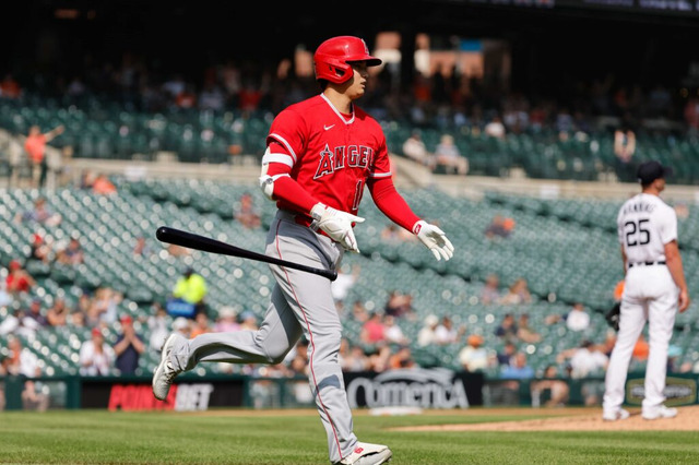 【MLB】大谷翔平、途中交代に公式「痙攣のため」と説明 2打席連続38号直後に左脇腹を気にする素振り 画像