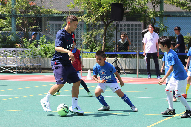パリ・サンジェルマンがサッカー教室開催　スペイン代表MFや守田英正の“元相棒”が熱血指導　8月1日にはインテルと対戦 画像