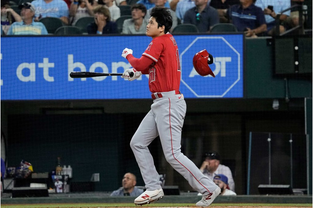 【MLB】大谷翔平、ヘルメットも吹っ飛ぶ“豪快フルスイング”で飛距離133メートル特大42号弾 画像