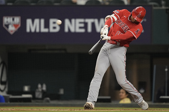 【MLB】大谷翔平、故障案じる元同僚“仲良し”マーシュの元へ 痛烈中前打と中飛で健在アピール 画像