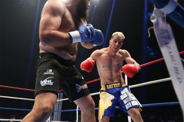 【K-1】優勝候補サッタリ、24キロ差の剛腕に“衝撃”の139秒TKO負け　無差別級Tは波乱の幕開け 画像