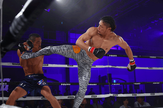 【FIGHT CLUB】「まだ行けるって！」絶叫の中、無念のドクターストップ……　前口太尊が“元年俸120円Jリーガー”にTKO勝ち 画像