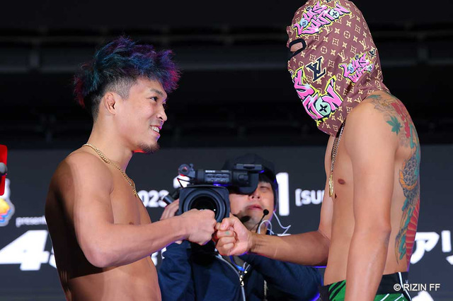 【RIZIN.45】会見“ぶち切れ退出”の芦澤竜誠、覆面姿で計量パス　太田忍とグーパン交わす 画像