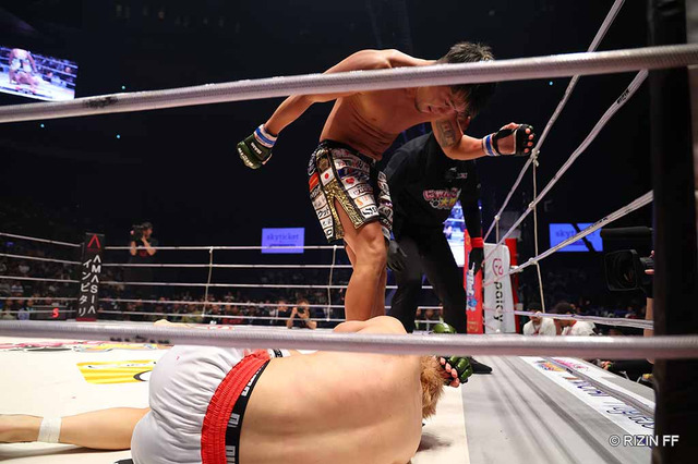 【RIZIN.45】「モテてしゃーないのは俺」皇治、宣言通りのサッカーボールキックでキングカズ息子を撃破 画像
