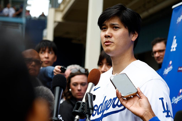 【MLB】「プリーーーズ！」大谷翔平＆山本由伸にサイン求めるファン殺到　日本語ボードでアピールの兄弟はダブルゲット 画像