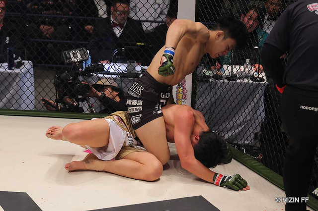 【RIZIN】「顔が紫色に……」“Z世代の超新星”がエルボーで瀧澤謙太にTKO勝ち「止めるの遅すぎ」の声も 画像