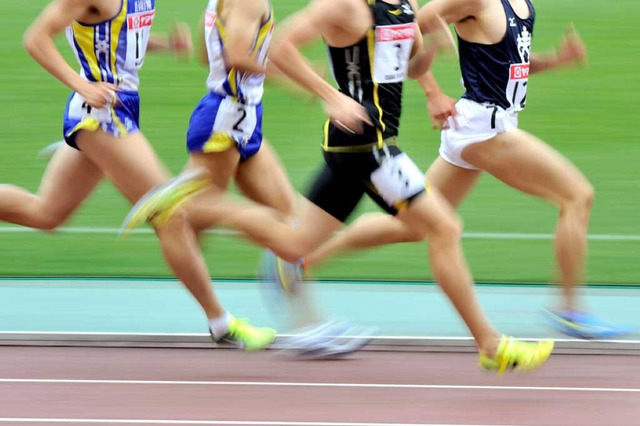 【大阪マラソン2024】「やばい泣ける」「感動」　国学院大・平林清澄の優勝後“恩師との熱いハグ”にネットも反応 画像