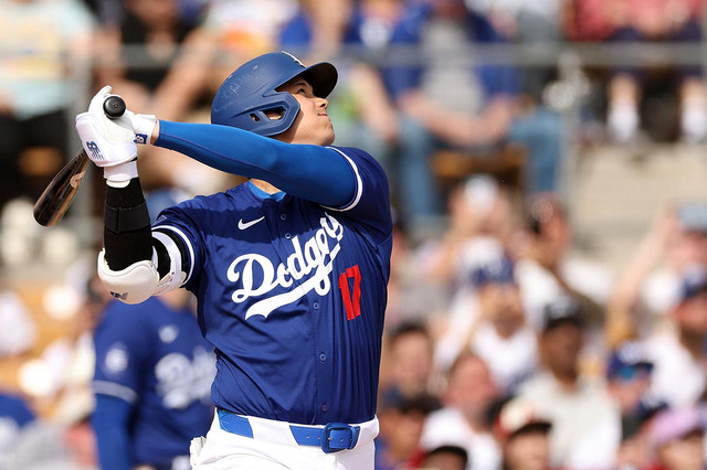 【MLB】大谷翔平、ド軍初陣で見せた衝撃の左越え1号 エンゼルスでの44号以来6カ月ぶり“快音”で満点デビュー 画像