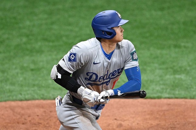 【MLB】大谷翔平の初打点に真美子夫人も歓喜のハイタッチ ユニ姿の家族に「大谷ファミリー」がトレンド入り 画像