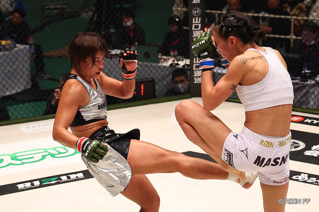 【RIZIN】「本当に強くて接戦に……」日韓“ツヨカワ”対決は、RENAに軍配 “無慈悲な”ヒジや鉄槌でシン・ユリを追い込む 画像