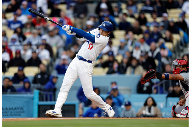 【MLB】大谷翔平、圧巻スタートの山本由伸援護の強烈183キロ右前打　塁上で“ヘルメットこつん”パフォも披露 画像