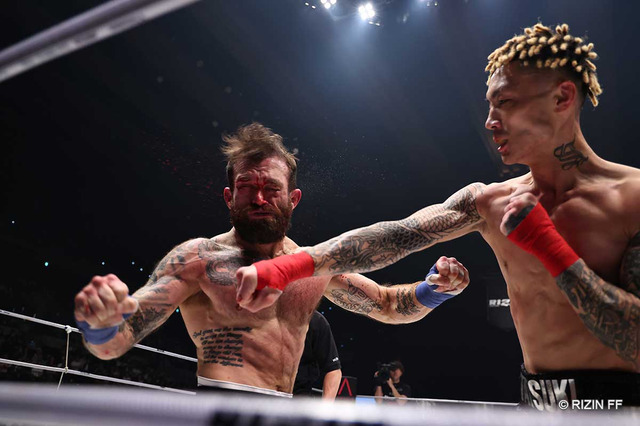 【RIZIN.46】「ほぼノーダメージ」篠塚辰樹が“鮮烈”KO勝ち、対戦相手は出血し立ち上がれず……“日本初上陸”ルールで完勝 画像