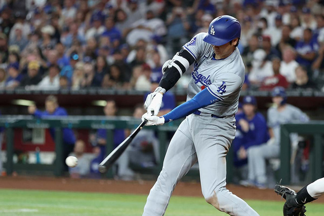 【MLB】「危なかった」大谷翔平、一塁ゴロであわや野手と激突でヒヤリ……術後の右手をプルプル 画像