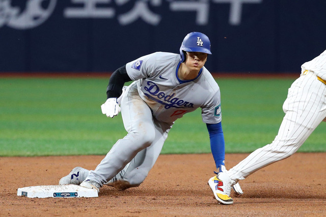 【MLB】大谷翔平、投球前に飛び出し……今季初の“盗塁失敗” 送球ミス誘い、塁上には残るも記録訂正 画像