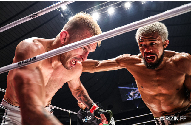 【RIZIN.47】「勇気を見せた」前回塩試合のベイノア、“査定マッチ”でリングから落下のアクシデントも……大歓声のなか劇的勝利 画像