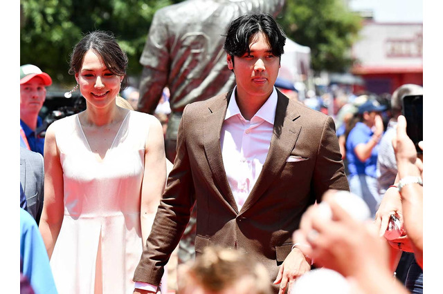 【MLB】大谷翔平、真美子夫人と歩いたレッドカーペットが海外でも話題　「王族のよう」「世界最高のパワーカップル」 画像