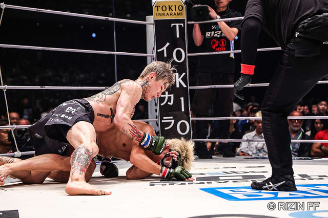 【超RIZIN.3】平本蓮、朝倉未来との“4年分の喧嘩”はわずか138秒で決着 左フックと無慈悲のパウンドで引導を渡す 画像