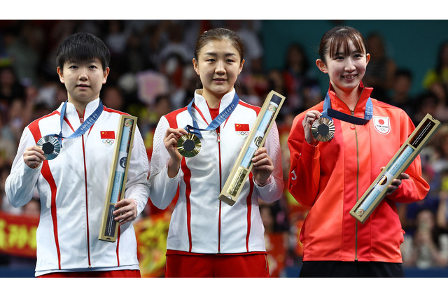 女子卓球団体が最強中国苦しめ銀メダル獲得　早田ひなは混合ダブルス敗退＆負傷のピンチもシングルスで表彰台【パリ五輪2024】 画像