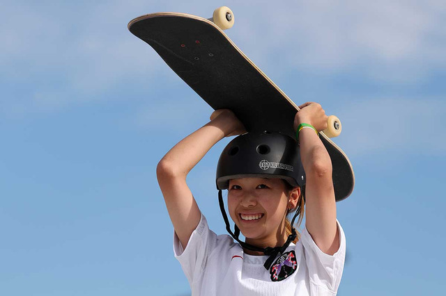 スケボー14歳の金メダリスト吉沢恋、伝統の一戦で始球式　阪神OB・赤星憲広氏が驚いた能力とは……「何よりしゃべり」 画像